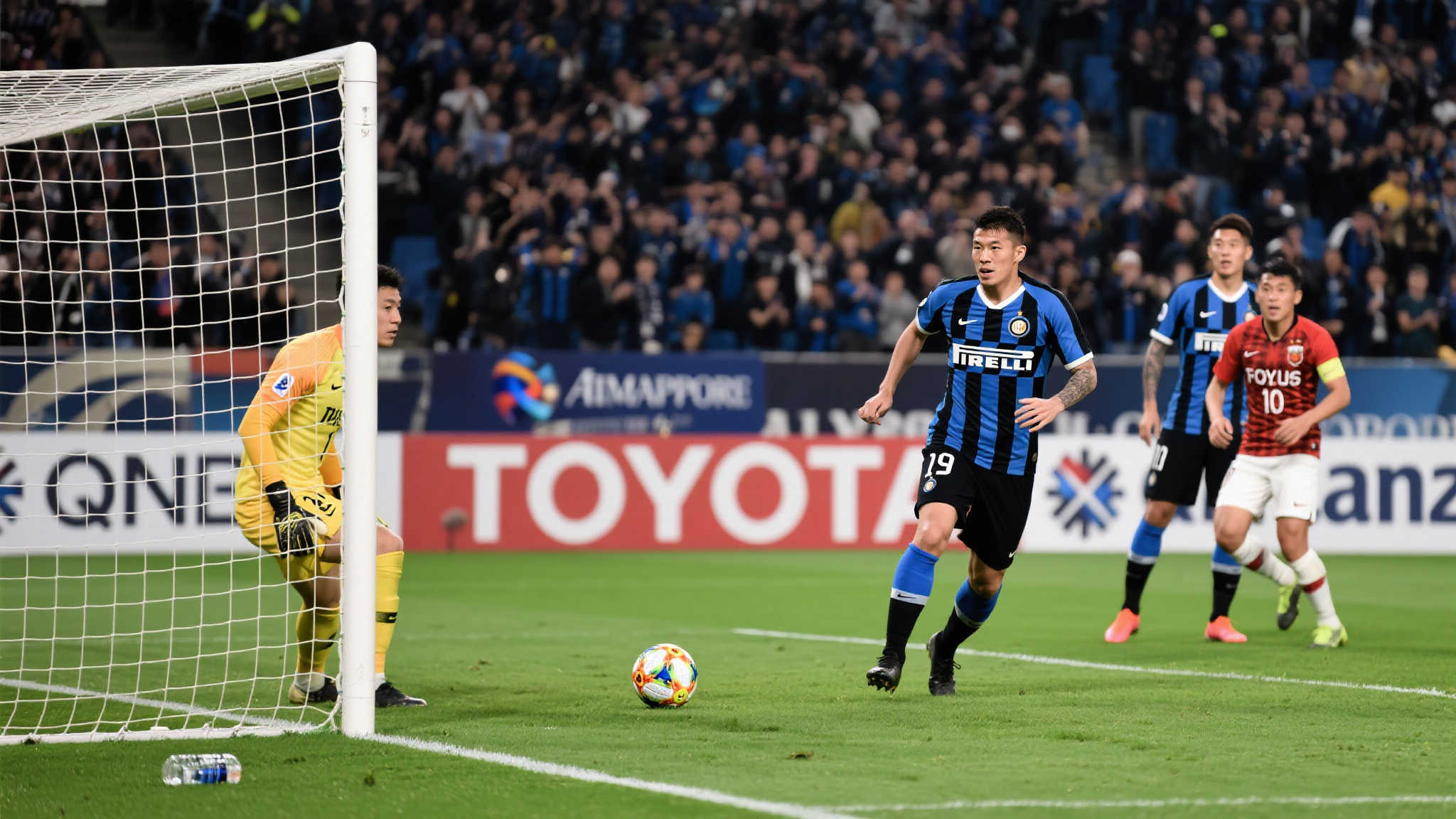 上半场比赛，浦和率先利用精准进攻拉开比分，让现场观